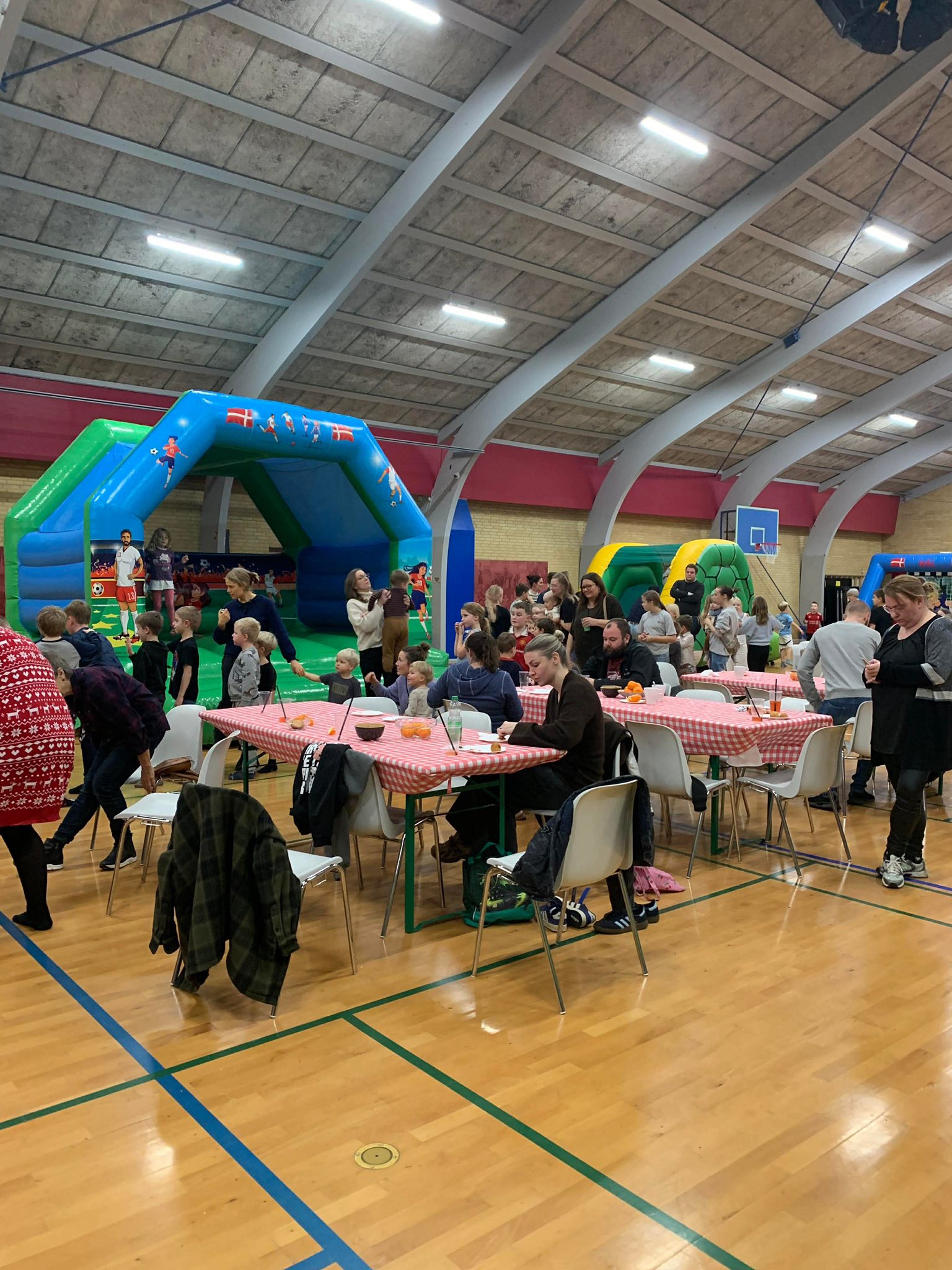 hoppeland10 legeland med hoppeborg . lej det hos festløven i Hjørring