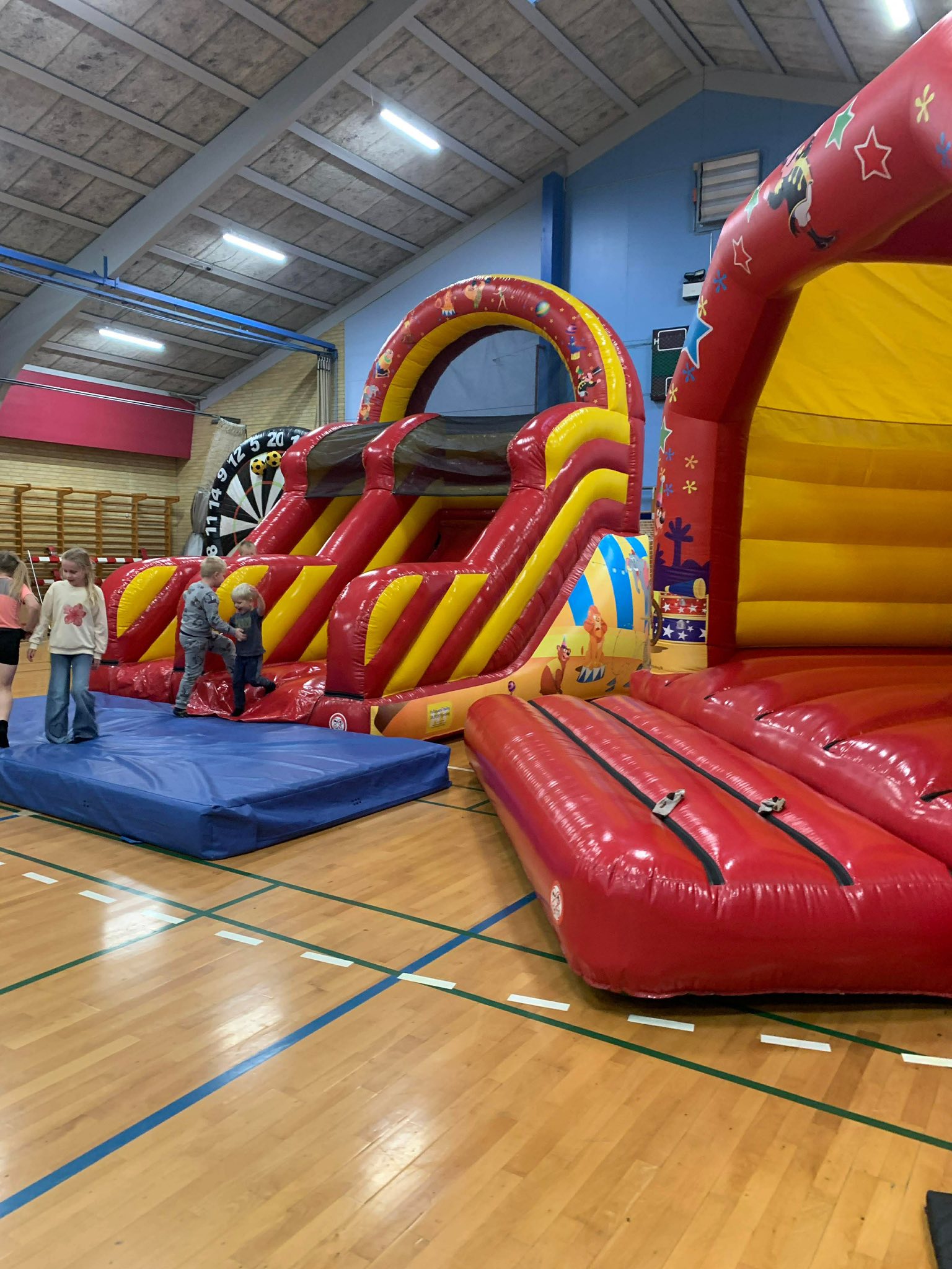 hoppeland11 legeland med hoppeborg . lej det hos festløven i Hjørring