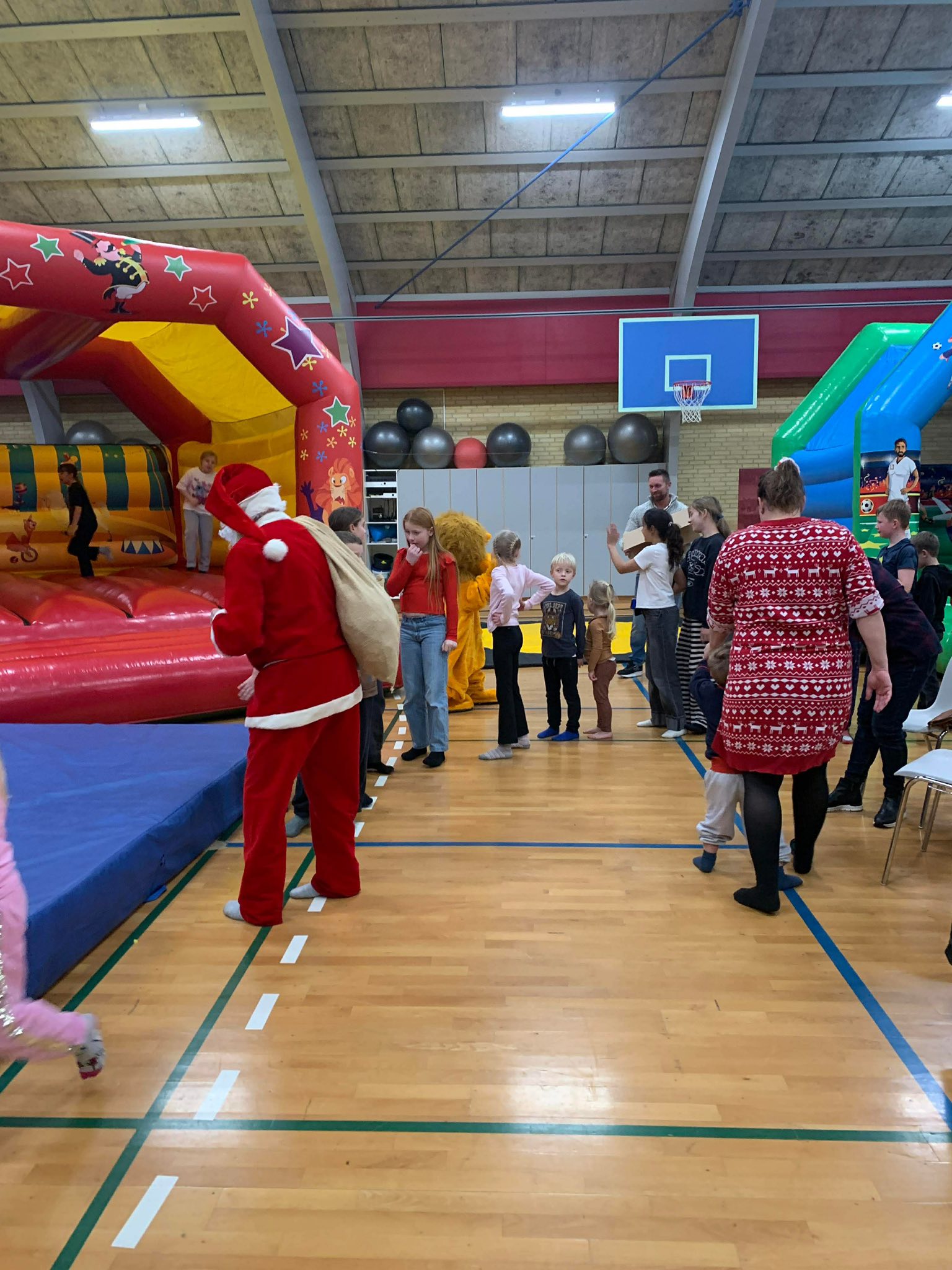 hoppeland12 legeland med hoppeborg . lej det hos festløven i Hjørring